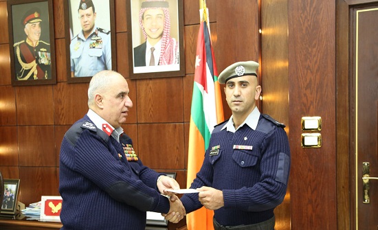 البزايعة يكرم أحد مرتبات الدفاع المدني لقبضه على سارق البنك العربي