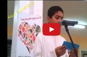 طالب يخشع ويبكي وهو يقرأ القرآن في افتتاح الإذاعة المدرسية