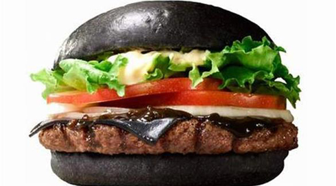 "برغر" أسود اللون .. قريباً في الأسواق
