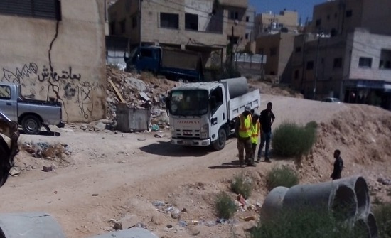 بلدية الرصيفة تواصل صيانة شبكات تصريف مياه الامطار