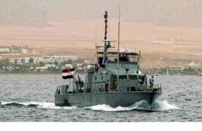 متحدث عسكري: اشتعال النار في زورق للجيش المصري في اشتباك مع متشددين متحدث عسكري: اشتعال النار في زورق للجيش المصري في اشتباك مع متشددين
