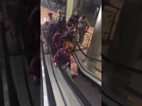 شاهد...امرأة تسقط من أعلى سلم كهربائي