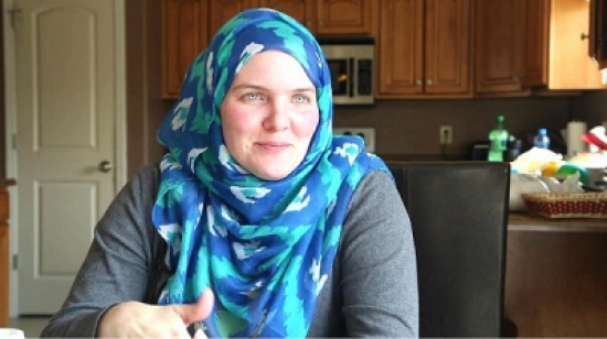 شاهد.. مسيحية ترتدي الحجاب 40 يومًا لتختبر ما تتعرض له المسلمات