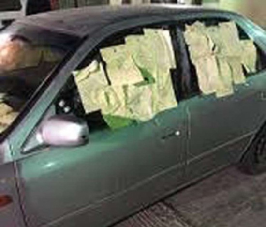 صور: ضبط شاب يزين زجاج مركبته بـ72 مخالفة مرورية صور: ضبط شاب يزين زجاج مركبته بـ72 مخالفة مرورية