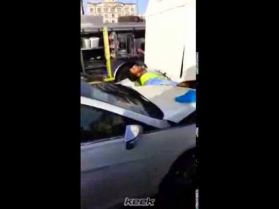 فيديو ممنوع للقلوب الضعيفة ..اللحظات الأخيرة من حياة عامل نظافة علق بين سيارتين