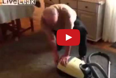 أول مواجهة لرجل مع مكنسة كهربائية