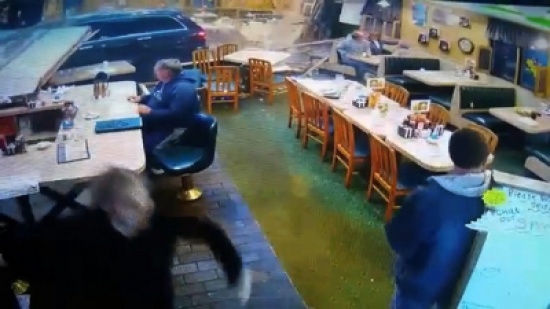 فيديو: نجاة زبائن مطعم أمريكي من سيارة مجنونة