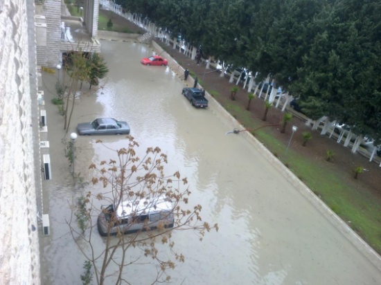 طوارئ الأمانة تتعامل مع 255 ملاحظة أبرزها يافطات انتخابية أغلقت مناهل التصريف