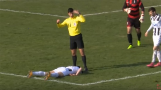 شاهد كيف توفي لاعب خلال المباراة بطريقة درامية حزينة شاهد كيف توفي لاعب خلال المباراة بطريقة درامية حزينة