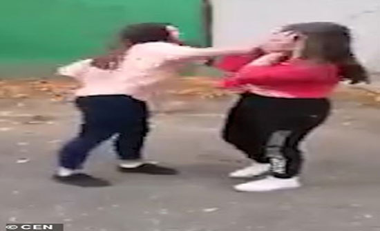 فتيات يحرمن زميلتهن من الإنجاب (فيديو) فتيات يحرمن زميلتهن من الإنجاب (فيديو)