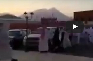 بالفيديو.. عريس سعودي يعتدي بالضرب على أحد المدعوين بالفيديو.. عريس سعودي يعتدي بالضرب على أحد المدعوين