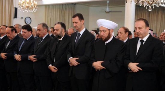 بالفيديو ...  شاهد.. “شئ غريب” فعله “الأسد” أثناء الصلاة