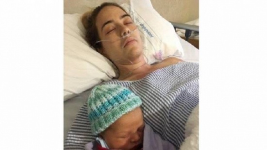 ما اكتشفته قبل ساعتين من إنجاب مولودها... كان قاسياً جداً!