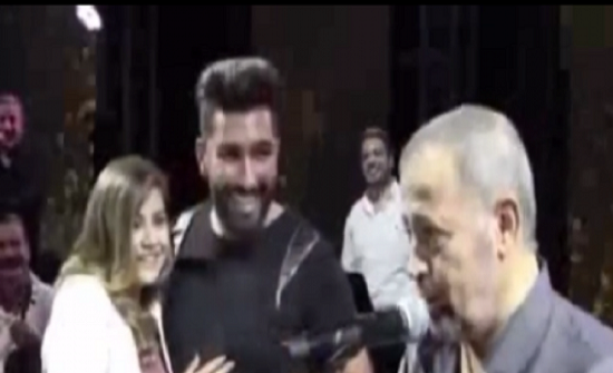 جورج وسوف يخطب شاباً لحبيبته على المسرح