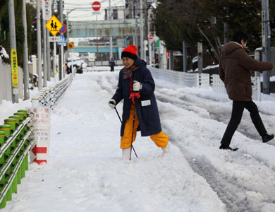 سبعة قتلى وأكثر من ألف جريح باليابان في عاصفة ثلجية غير مسبوقة منذ عقود