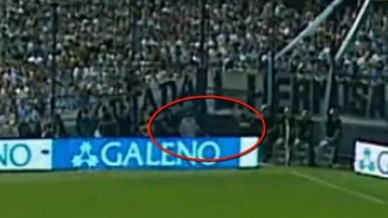شاهد.. "شبح عملاق" يركض في الملعب أثناء مباراة كرة قدم