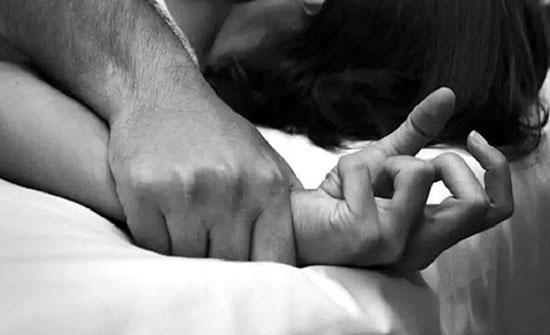 شابة تصاب بالصدمة..اعتداى عليها حبيبها مع صديقه أثناء النوم من دون علمها! شابة تصاب بالصدمة..اعتداى عليها حبيبها مع صديقه أثناء النوم من دون علمها!