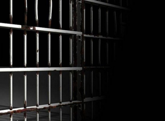 بالصور / مكافحة المخدرات تضبط فتاتين وشخص مشبوه في إربد