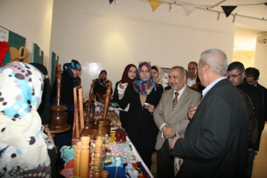 مدير اوقاف العاصمة يفتتح بازار مجمع الاشرفية الثقافي الخيري