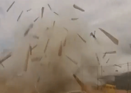 سقوط سفينة  تتسبب بكارثة