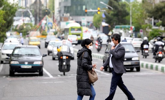 تراهن على تخطي كورونا.. طهران تفتح طرقاً سريعة وأسواقاً