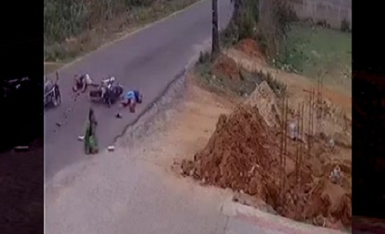 حادث تصادم مروع بين دراجتين ناريتين (فيديو)