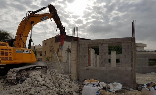 الاحتلال الاسرائيلي يهدم بركسات ويستولي على خيام بالأغوار الشمالية الاحتلال الاسرائيلي يهدم بركسات ويستولي على خيام بالأغوار الشمالية