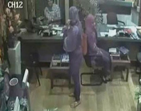 بالفيديو : مصرية تسرق محل والكاميرا تفضحها بالفيديو : مصرية تسرق محل والكاميرا تفضحها