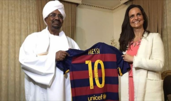 قميص ميسي "المرسل" إلى البشير.. هذه قصّة السيدة الغامضة التي خدعت الرئيس السوداني قميص ميسي "المرسل" إلى البشير.. هذه قصّة السيدة الغامضة التي خدعت الرئيس السوداني