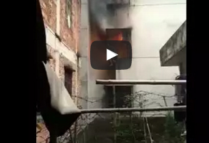 بالفيديو.. رجل يسجل فيديو لآخر يحترق أمامه بدلا من مساعدته