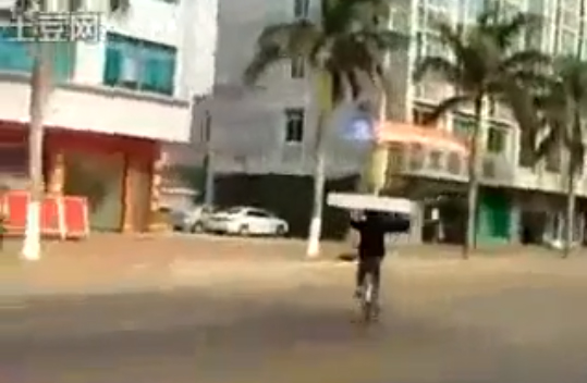 يوصل الفراش على الدراجة الهوائية