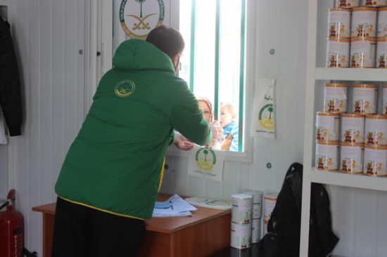 توزيع عبوات حليب على الاطفال في مخيم الزعتري