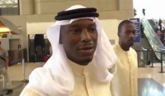 ممثل أميركي يواجه حظر ترامب بزي خليجي! ممثل أميركي يواجه حظر ترامب بزي خليجي!