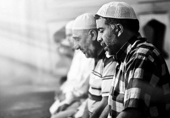 الافتاء توضح : من يصلي التراويح اربع ركعات بتشهد واحد لا يكتب له الأجر