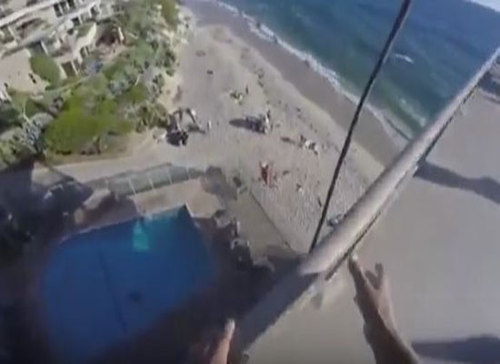 بالفيديو: مغامر يقفز من سطح فندق إلى حمام السباحة