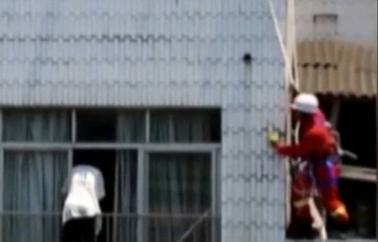 فيديو| طريقة غريبة لإنقاذ حامل في شهرها الـسادس حاولت الانتحار!