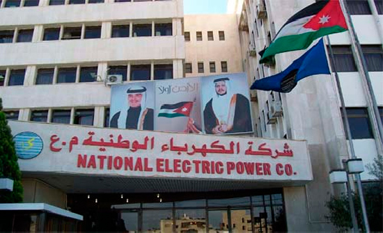 الكهرباء الاردنية تتعامل مع انقطاع الكهرباء في مركز اقتراع الموقر