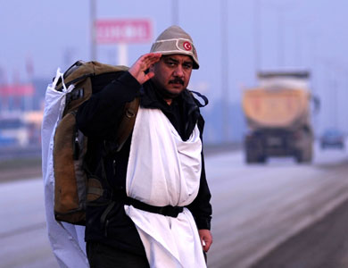 تركي يصل من اسطنبول إلى أنقرة ماشيا على الأقدام لدعم وتأييد أردوغان