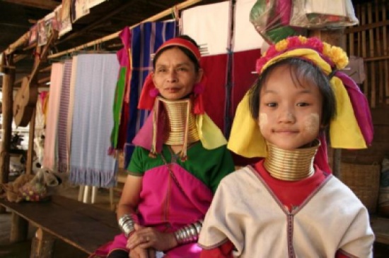 النساء الزرافات في قبيلة كايان بتايلاند ( فيديو وصور )