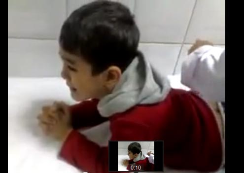 طفل يقرأ المعوذات ليتحمل الم الأبرة