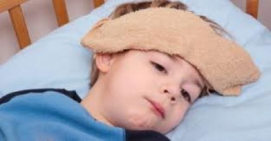 بالفيديو: كيفية استعمال الكمادات لتخفيض الحرارة بالطريقة الصحيحة