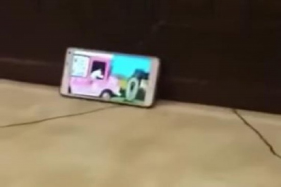 سعودي يشغل أبنائه بأفلام كرتونية خلال خطبة الجمعة.. والخطيب يعلق على الواقعة