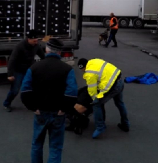 شاهد.. سائق يلقن 4 متسللين علقة ساخنة