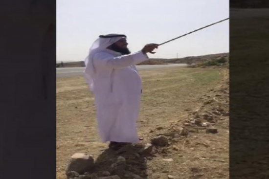 شاهد.. يعايد وزارة الإسكان على طريقته الخاصة!