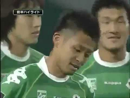 بالفيديو.. أسرع طرد للاعب كرة قدم.. بعد 5 ثواني فقط