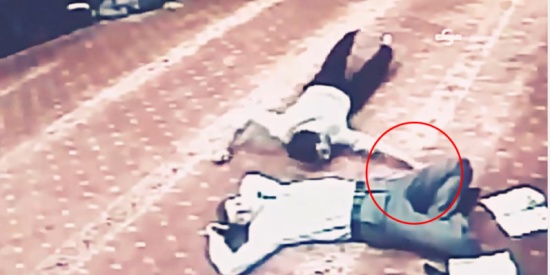 بالفيديو :  عملية سرقة غريبة لشاب نائم داخل مسجد