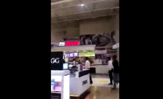 بالفيديو:- مشاجرة عنيفة بين مجموعة من الأشخاص داخل مول