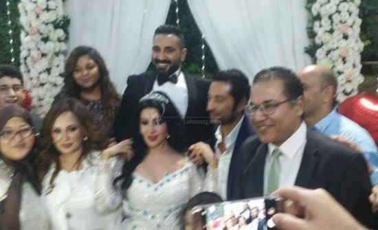 الصور الأولى لسمية الخشّاب بفستان الزفاف في قرانها على أحمد سعد... وفقط هذه الفنانة حضرت! الصور الأولى لسمية الخشّاب بفستان الزفاف في قرانها على أحمد سعد... وفقط هذه الفنانة حضرت!