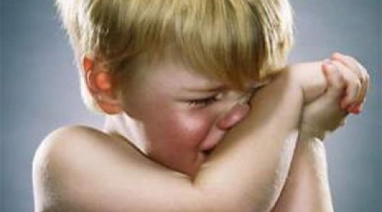 كيف تتعامل مع إيذاء طفلك لنفسه؟ كيف تتعامل مع إيذاء طفلك لنفسه؟