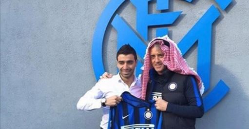 فيديو..مانشيني مدرب نادي انتر ميلان الإيطالي يرتدي "الشماغ" الأردني !